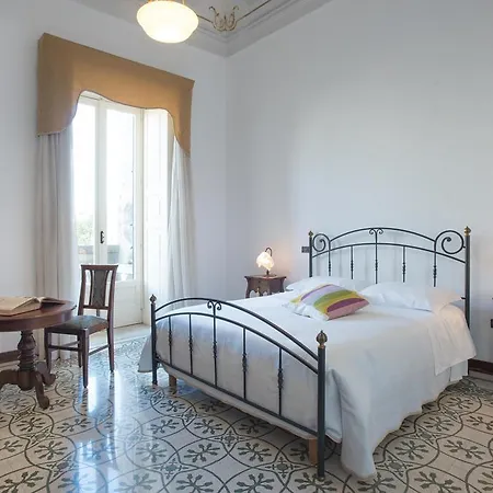 Palazzo Scarciglia - Dimora D'epoca Nocleg ze śniadaniem *