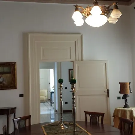 Palazzo Scarciglia - Dimora D'epoca לינה וארוחת בוקר